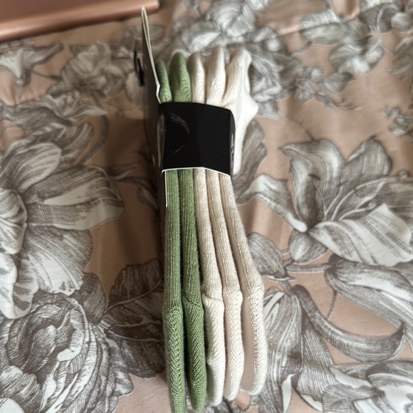 Badgley Mischka Women’s Casual Cream & green Socks. - Picture 2 of 5